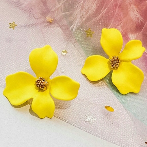 🖤Host Pick🖤 Petal Stud Earrings in Yellow - Picture 3 of 6